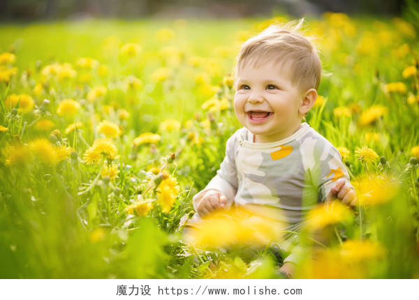 可爱天真的婴儿在花海中玩耍的肖像幸福童年孩子幸福的人美好童年微笑的小孩婴儿微笑